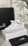Love Moschino Sneaker "Chain" – Weiß mit Goldkette, Plateau-Sohle